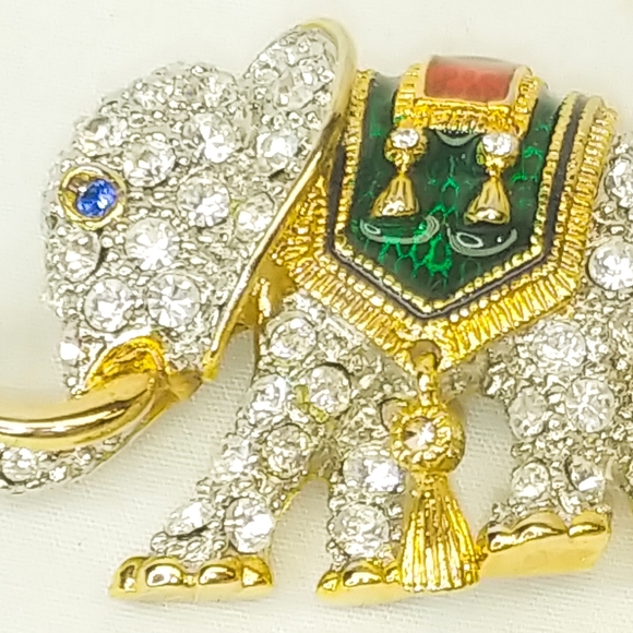 Elephant Lapel Pin - beautifully decorated w - Picture 1 of 3